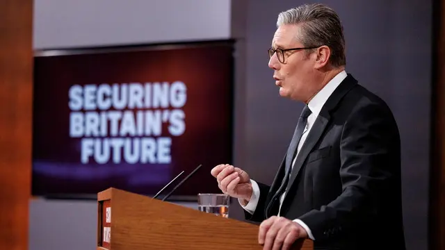 epa12093295 British Prime Minister Keir Starmer speaks in Downing Street, London, Britain, 12 May 2025. The prime minister's speech announced some of the proposals contained in the Government’s Immigration White Paper. EPA/TOLGA AKMEN/POOL