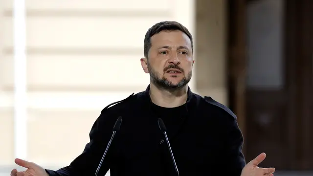 epa12088995 Ukraine's President Volodymyr Zelensky gestures as he addresses a joint press conference following a meeting of the 'Coalition of the willing' at the Mariinskyi Palace, the official residence of the president of Ukraine, in Kyiv, Ukraine, 10 May 2025, amid the ongoing Russian invasion. EPA/SERGEY DOLZHENKO