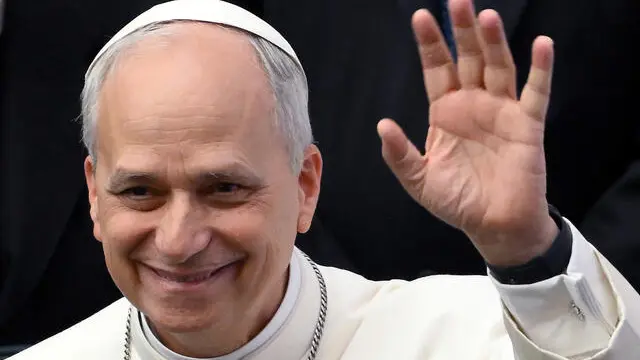 Pope Leo XIV waves during an audience with members of the media in the Paul VI hall, Vatican City, 12 May 2025. ANSA/ETTORE FERRARI (papa, Leone, Vaticano, udienza, stampa)