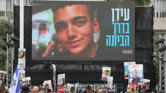 epa12093355 People gather to watch a live stream of the release of Israeli-American soldier Edan Alexander, currently held captive inside the Gaza Strip, outside the Kirya military base in Tel Aviv, Israel, 12 May 2025. According to Israeli defence forces some 58 hostages remain captive inside the Strip since 07 October 2023. EPA/ABIR SULTAN
