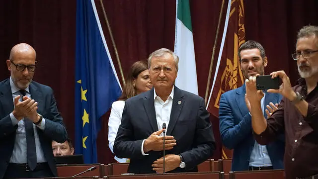 Il sindaco di Venezia Luigi Brugnaro al termine del suo discorso nel Consiglio Comunale straordinario dopo gli arresti per corruzione che hanno coinvolto un assessore e alcuni dirigenti comunali, Mestre (VE), 2 agosto 2024. ANSA/ANDREA MEROLA
