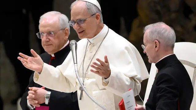 Pope Leo XIV (C) blesses during an audience with members of the media in the Paul VI hall, Vatican City, 12 May 2025. ANSA/ETTORE FERRARI (papa, Leone, Vaticano, udienza, stampa)