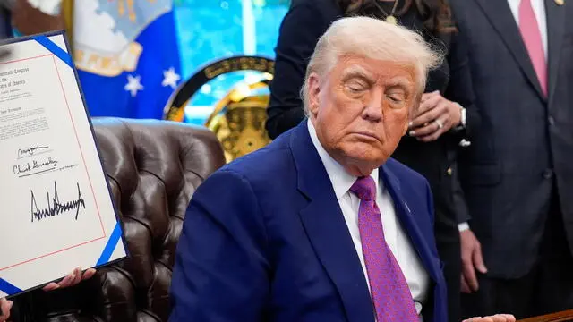 epa12087763 US President Donald Trump signs executive orders and speaks to reporters in the Oval Office of the White House in Washington, DC, USA, 09 May 2025. EPA/Yuri Gripas / POOL