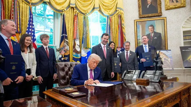 epa12087766 US President Donald Trump (C) signs executive orders and speaks to reporters in the Oval Office of the White House in Washington, DC, USA, 09 May 2025. EPA/Yuri Gripas / POOL