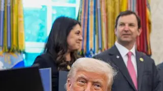 epa12087765 US President Donald Trump signs executive orders and speaks to reporters in the Oval Office of the White House in Washington, DC, USA, 09 May 2025. EPA/Yuri Gripas / POOL
