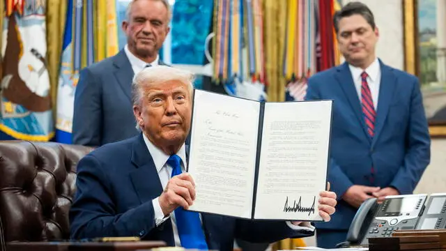 epa12076071 US President Donald Trump signs a series of executive orders related to health care in the Oval Office of the White House in Washington, DC USA, 05 May 2025. Trump said he would soon make an announcement on health care that would be 'more related to costs, the costs of medicine and drugs.' EPA/JIM LO SCALZO / POOL