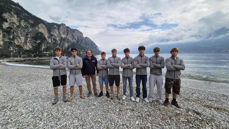 I ragazzi del 49er Garda Team con il consigliere federale Domenico Foschini