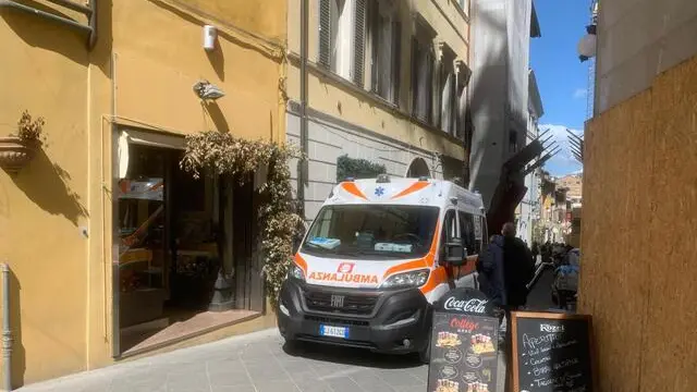 Polizia e soccorsi sul luogo dove una donna è stata uccisa a uccisa a Spoleto, 26 marzo 2025. ANSA/