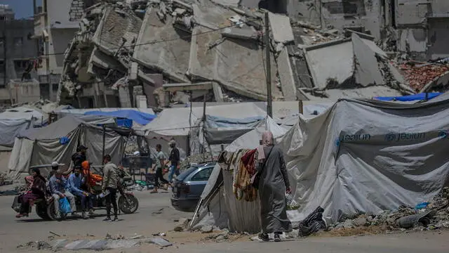 epa12092651 Internally displaced Palestinians who fled from the east of Gaza City and northern Gaza Strip move in the streets of Gaza City on, 11 May 2025. More than 51,000 Palestinians have been killed in the Gaza Strip, according to the Palestinian Ministry of Health, since Israel launched a military campaign in the strip in response to a cross-border attack led by the Palestinian militant group Hamas on 07 October 2023, in which about 1,200 Israelis were killed and more than 250 taken hostage. EPA/MOHAMMED SABER