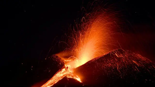 Una nuova fontana di lava si è aperta nel Cratere di Sud Est dell'Etna. ANSA/Orietta Scardino