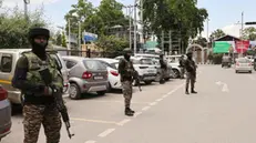 epa12093530 Indian paramilitary soldiers stand guard in Srinagar, the summer capital of Indian Kashmir, 12 May 2025. India and Pakistan reported no incidents of firing overnight following a ceasefire agreement on 10 May, after days of military escalation. US President Trump, in a post on his social media platform on 11 May, expressed proudness towards the leaders of India and Pakistan for stopping the aggression, while mentioning a future increase in trade with both and working for a solution concerning Kashmir. EPA/FAROOQ KHAN