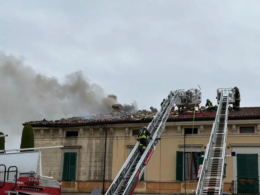 Pozzolengo, incendio a Villa Albertini