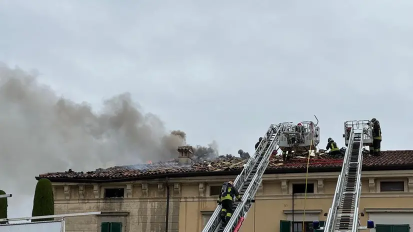 Pozzolengo, incendio a Villa Albertini