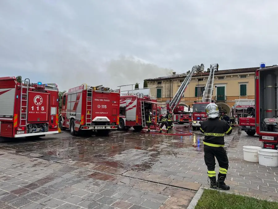 Pozzolengo, incendio a Villa Albertini