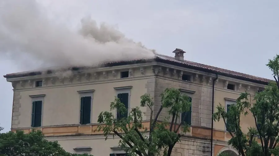 Pozzolengo, incendio a Villa Albertini