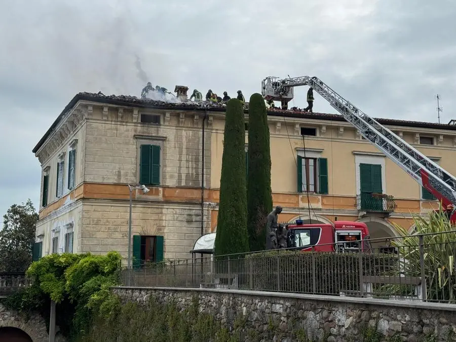 Pozzolengo, incendio a Villa Albertini
