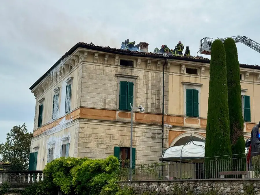 Pozzolengo, incendio a Villa Albertini