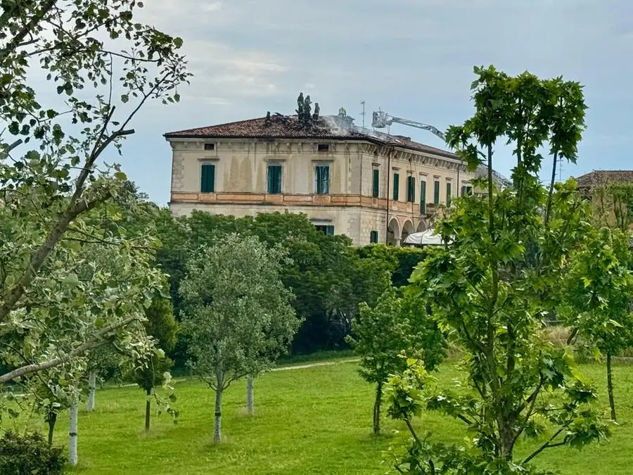 Pozzolengo, incendio a Villa Albertini