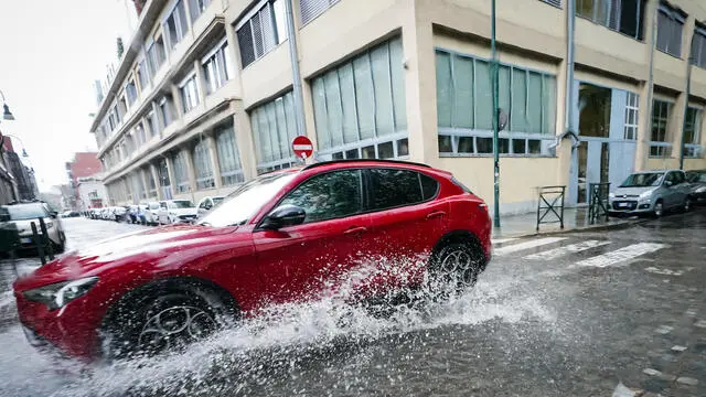 Maltempo : temporale con vento forte si abbatte sulla città. Torino 23 aprile 2025 ANSA/TINO ROMANO