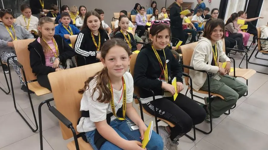 Gli alunni delle quinte A e B della scuola Don Milani, San Vito di Bedizzole
