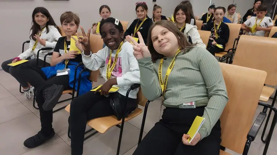Gli alunni delle quinte A e B della scuola Don Milani, San Vito di Bedizzole
