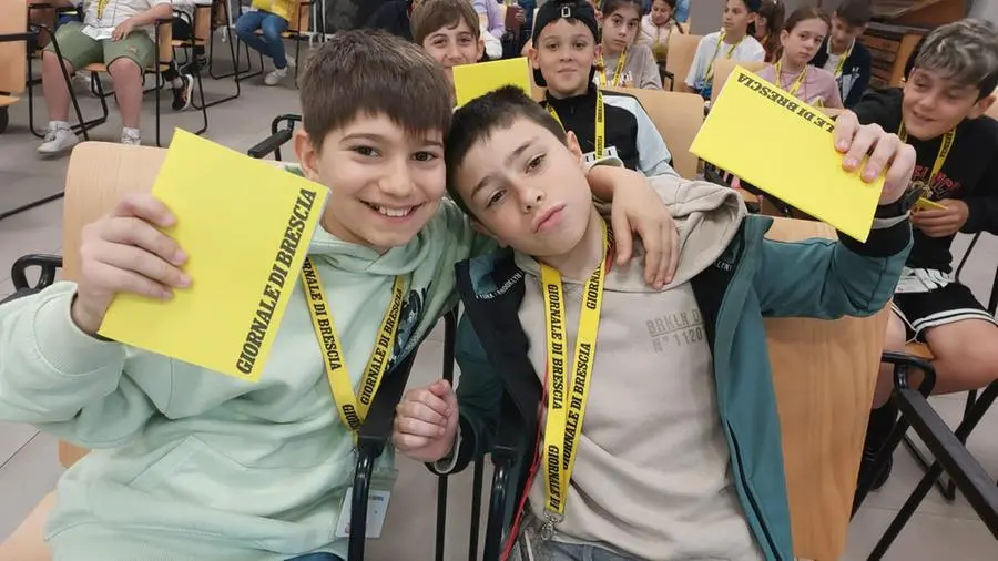 Gli alunni delle quinte A e B della scuola Don Milani, San Vito di Bedizzole