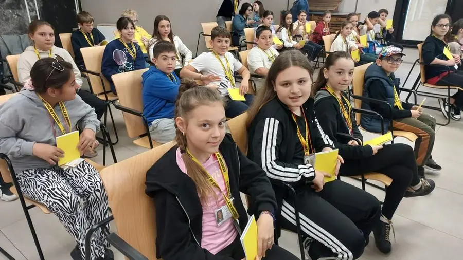 Gli alunni delle quinte A e B della scuola Don Milani, San Vito di Bedizzole