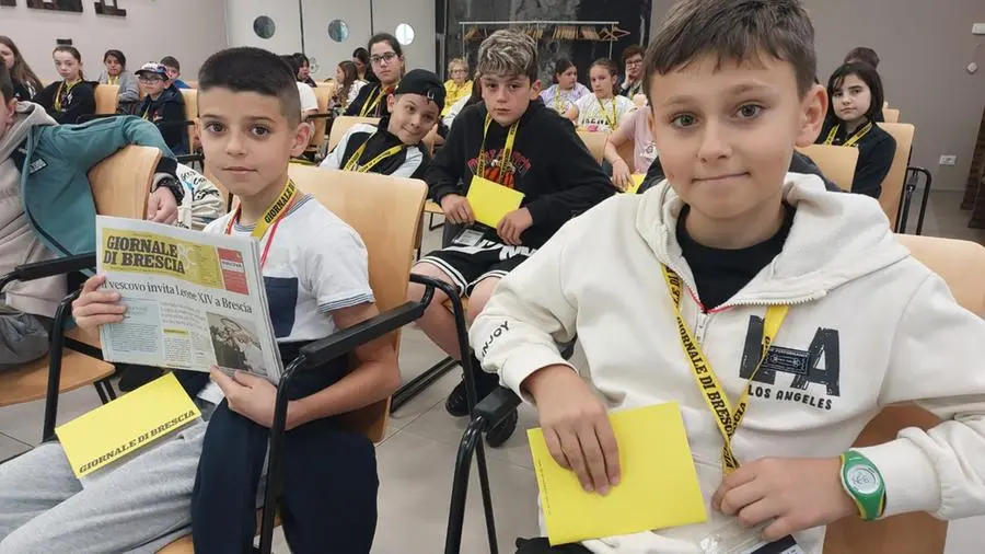 Gli alunni delle quinte A e B della scuola Don Milani, San Vito di Bedizzole