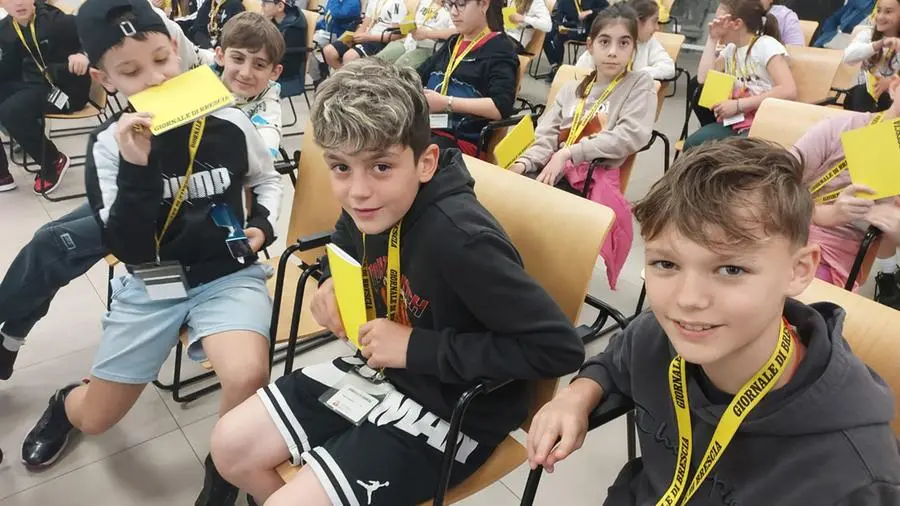 Gli alunni delle quinte A e B della scuola Don Milani, San Vito di Bedizzole