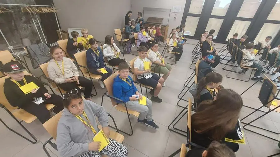 Gli alunni delle quinte A e B della scuola Don Milani, San Vito di Bedizzole