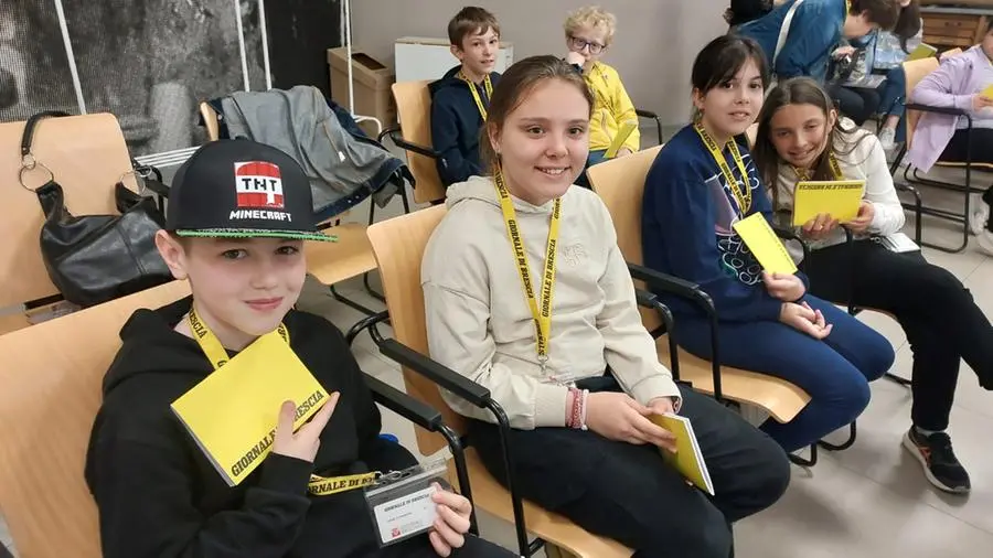 Gli alunni delle quinte A e B della scuola Don Milani, San Vito di Bedizzole