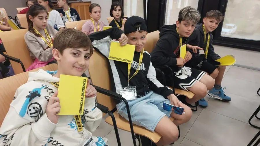 Gli alunni delle quinte A e B della scuola Don Milani, San Vito di Bedizzole
