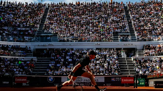 epa12094716 Jannik Sinner of Italy in action against Jesper De Jong of the Netherlands during their men’s singles round of 32 match at the Italian Open tennis tournament in Rome, Italy, 12 May 2025. EPA/FABIO FRUSTACI