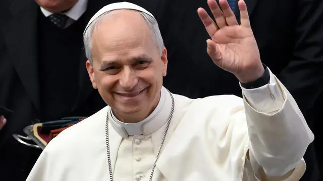 Pope Leo XIV waves during an audience with members of the media in the Paul VI hall, Vatican City, 12 May 2025. ANSA/ETTORE FERRARI (papa, Leone, Vaticano, udienza, stampa)