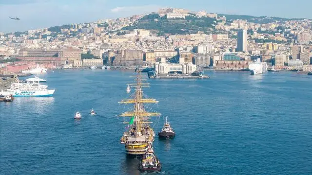 L’Amerigo Vespucci arriva a Napoli, 13/ma tappa del tour Mediterraneo, 13 maggio 2025. ANSA/ANDREA MODICA
