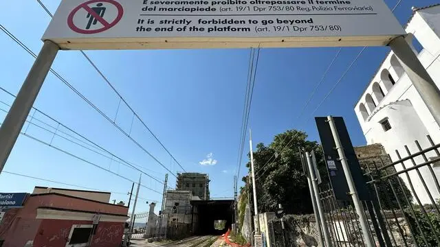 Una stazione ferroviaria nei pressi di Bacoli chiusa per verifiche dopo il terremoto, 26 luglio 2024. In seguito alla scossa di magnitudo 4.0 registrata alle ore 13.46 nei Campi Flegrei, "per consentire le opportune verifiche tecniche all'infrastruttura ferroviaria ed agli impianti", Eav "è obbligata a sospendere la circolazione ferroviaria sulle linee Cumana e Circumflegrea". ANSA/CESARE ABBATE