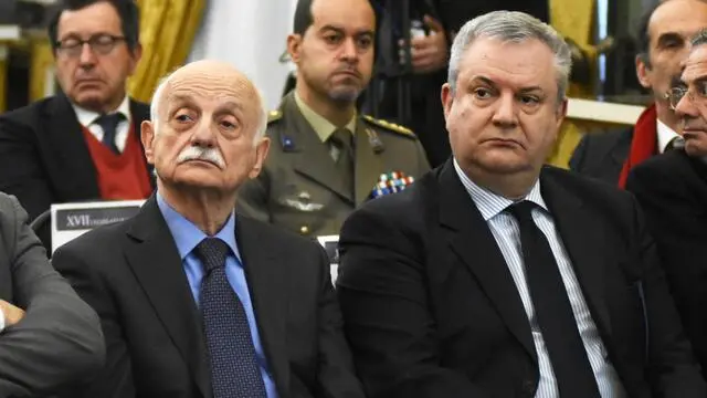 Mario Mori (S) e Giuseppe De Donno in una foto d'archivio a Palermo. La Procura di Palermo ha chiesto la condanna a 15 anni di carcere dell'ex capo del Ros Mario Mori, imputato di minaccia e violenza a Corpo politico dello Stato al processo sulla cosiddetta trattativa Stato-mafia. Chiesti rispettivamente 12 anni e 10 anni per gli altri due ufficiali dell'Arma accusati: Antonio Subranni, prima di Mori al comando del Raggruppamento Speciale dei carabinieri, e Giuseppe De Donno. ANSA / MIKE PALAZZOTTO