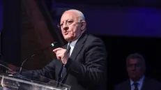 Il governatore della Campania, Vincenzo De Luca, interviene al giuramento di Ippocrate dei nuovi medici a Città della Scienza, a Napoli, 12 MAGGIO 2025 ANSA / NPK