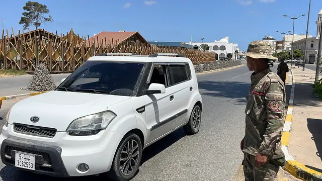 epa12096250 Libyan security forces man a checkpoint following overnight clashes in Tripoli, Libya, 13 May 2025. Clashes in the Libyan capital have left at least six people dead, according to Libya's Emergency Medicine and Support Centre. EPA/STRINGER