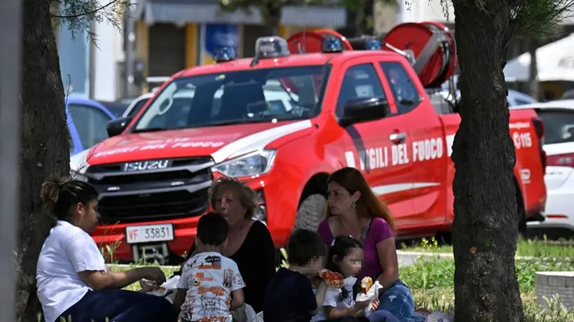 Cittadini per strada dopo la scossa di terremoto