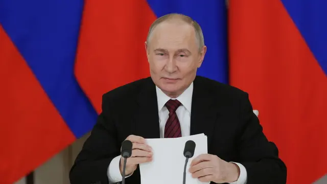 epa12090140 Russian President Vladimir Putin makes a statement to the media at the Kremlin in Moscow, Russia, 11 May 2025. Putin stated that Russia is proposing to Ukraine to resume direct negotiations, interrupted in 2022, without preconditions on 15 May in Istanbul. EPA/GAVRIIL GRIGOROV / SPUTNIK / KREMLIN POOL MANDATORY CREDIT