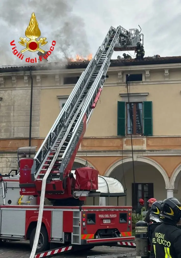 L'intervento dei vigili del fuoco alla casa di riposo di Pozzolengo