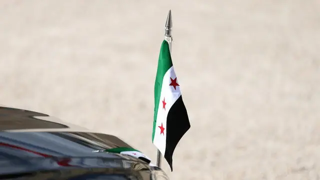 epa12081048 The flag of the Syrian Republic at the official car of the Syrian interim President Ahmed al-Sharaa at the Elysee Palace in Paris, France, 07 May 2025. EPA/MOHAMMED BADRA