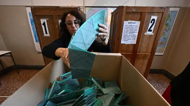 Finite le votazioni cominciano le operazioni di spoglio, in un seggio elettorale, delle schede per l"elezione del presidente della regione Liguria. Genova, 28 ottobre 2024. ANSA/LUCA ZENNARO