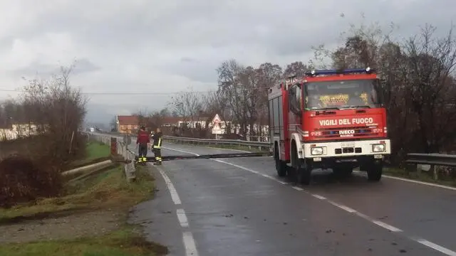 Nel Saluzzese la piena del Po sta provocando allagamenti nelle campagne a valle di Revello, nei comuni di Cardè, Villafranca Piemonte, Moretta, Faule, Polonghera, Casalgrasso e Pancalieri. L'innalzamento del livello del fiume, oltre 5 metri sopra lo zero idrometrico, ha portato al punto di sutura molti piccoli affluenti locali. A Staffarda, nei pressi dell'abbazia benedettina, si è aperta una voragine lungo la strada regionale 589 Saluzzo-Pinerolo,chiusa già da ieri mattina per l'esondazione del torrente Ghiandone. Difficile al momento prevedere i tempi di riapertura del tratto di strada, 25 novembre 2016. ANSA/DEVIS ROSSO