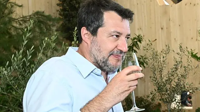 Il ministro per le Infrastrutture Matteo Salvini accompagnato dal presidente di Porto Antico spa Mauro Ferrando, il vice minisyro delle Infrastrutture Edoardo Rixi, e il sindaco facente funzioni Pietro Piciocchi, durante la visita alla 13ma edizione di Euroflora. Genova, 28 aprile 2025. ANSA/LUCA ZENNARO