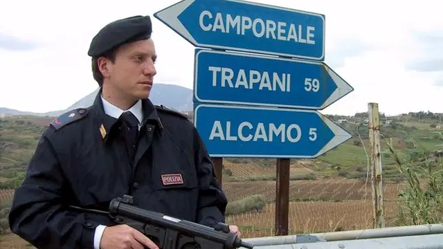 ALCAMO (TP) 29.03.2001 - RAPITA BIMBO DI OTTO MESI NEL TRAPANESE. RIGIDISSIMI CONTROLLI DI POLIZIA NEL TERRITORIO ALLA RICERCA DEI RAPITORI. ANSA FOTO ROMA - Ph. FRANCO LANNINO / STUDIO CAMERA PA.