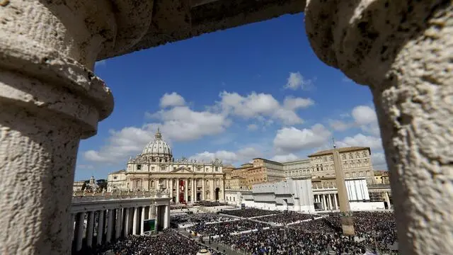 Una veduta di Piazza San Pietro EPA/VALDRIN XHEMAJ