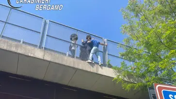 Carabiniere libero dal servizio salva donna dal suicidio nel bergamasco