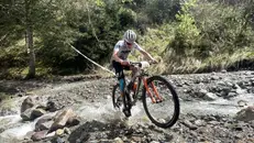 Percorsi off road, un guado superato agevolmente con la bici
